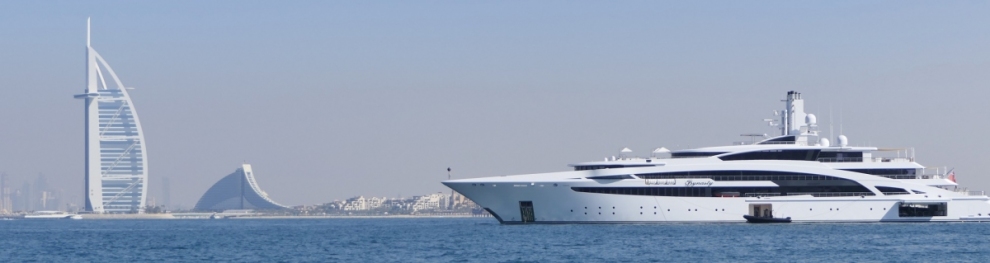 Mega Yacht am Burj al Arab Dubai (Alexander Mirschel)  Copyright 
Infos zur Lizenz unter 'Bildquellennachweis'